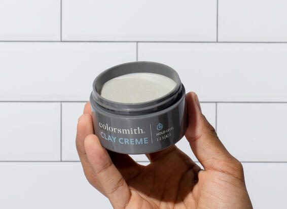 Die Creme in das Haar geben
