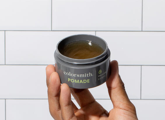 Pomade in das Haar geben