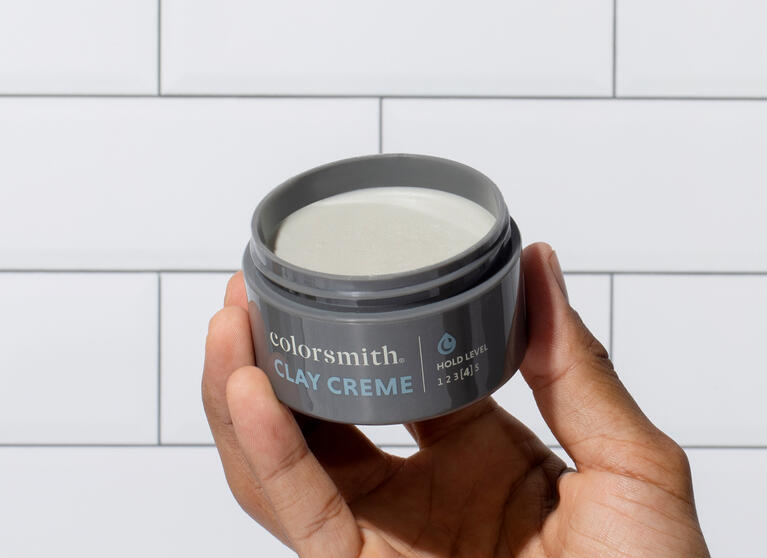Die Creme in das Haar geben
