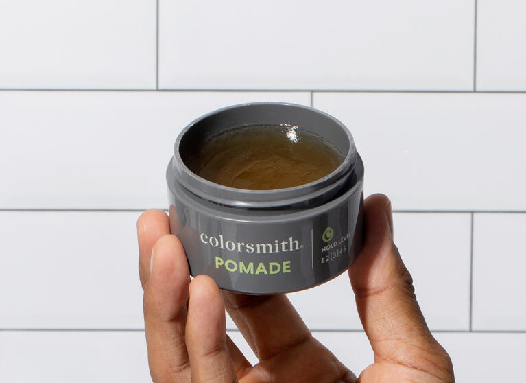 Pomade in das Haar geben